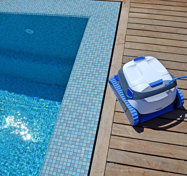 Comparison of swimming pool robots Dolphin S200 and S300i Smart