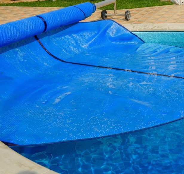 Bubble wrap or foam? What is the best type of summer cover for your swimming pool?