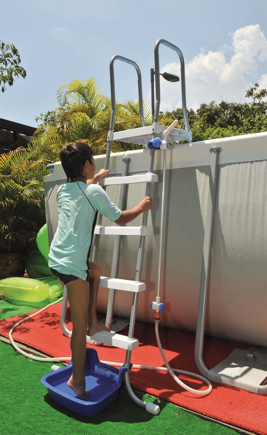 Footbath for swimming pools with soft walls