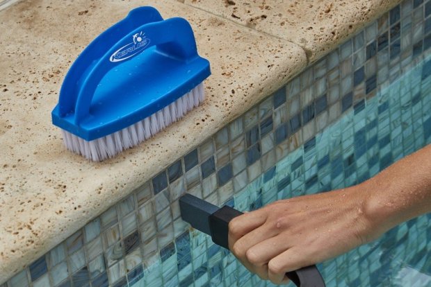 Une brosse de piscine