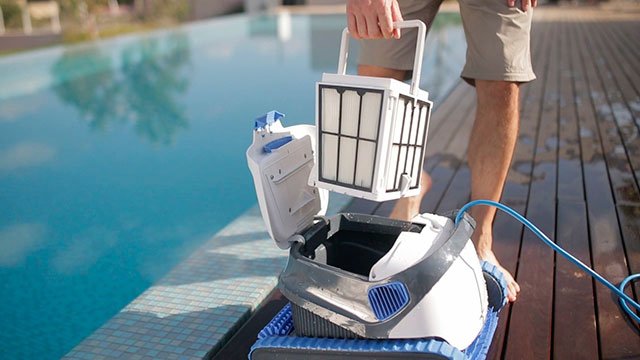 Nettoyer le filtre de votre robot de piscine Dolphin S200