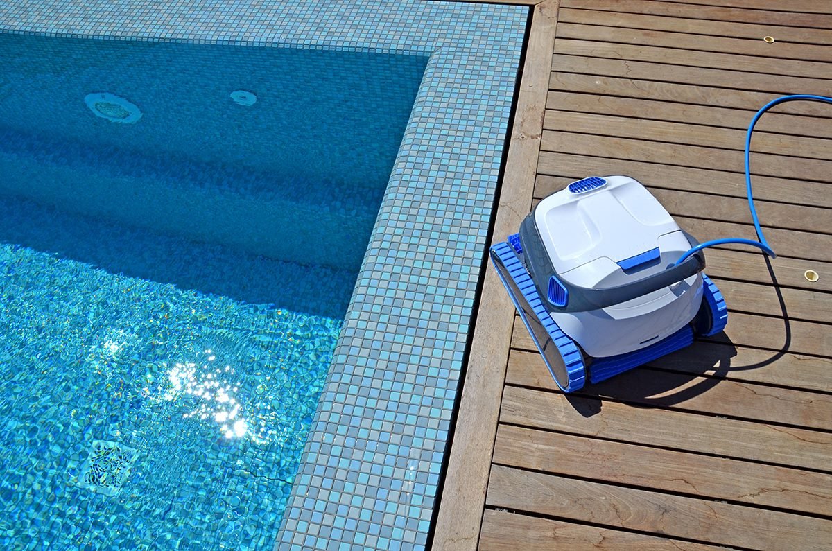 Uitspoelen van een Dolphin S-serie zwembadrobot