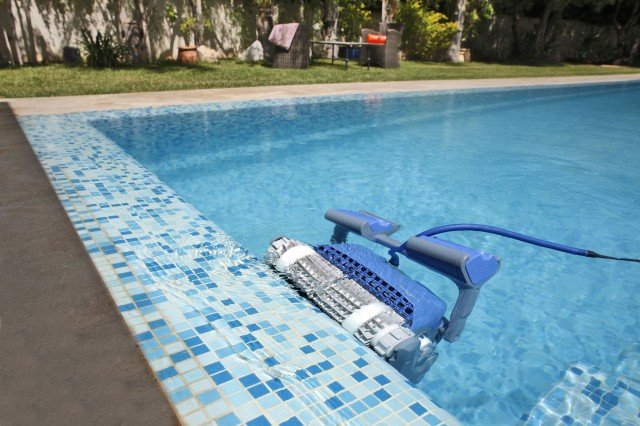 Uitspoelen van een Dolphin M-serie zwembadrobot